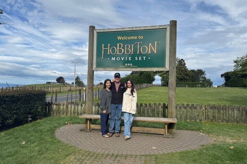 Private Day Tour of Hobbiton Movie Set, Rotorua Mud Pool & More