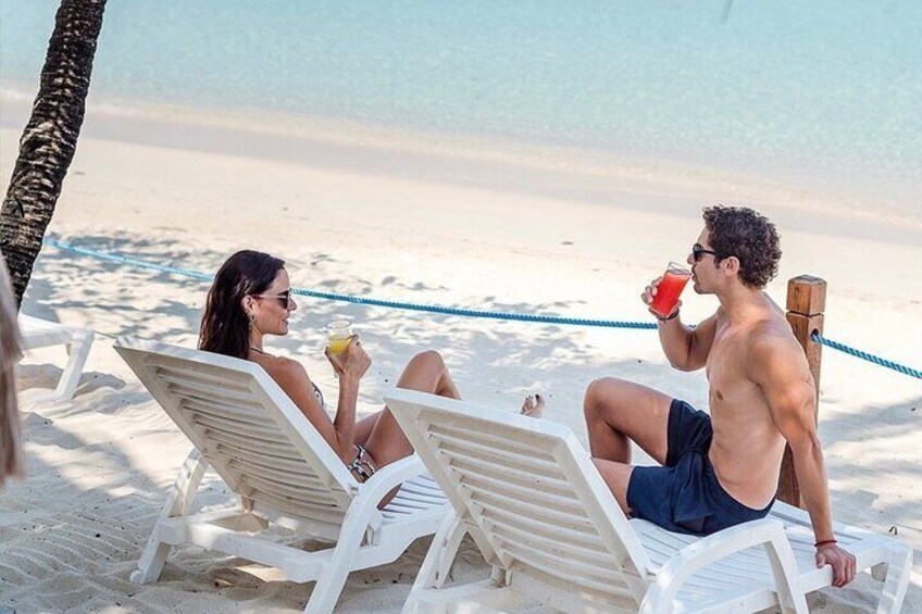 Soft sand, turquoise waters, and unforgettable sunsets—this is paradise in West Bay, Roatán.