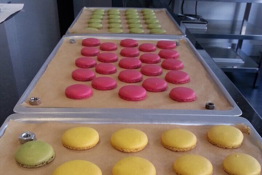 Macaron class Paris : cooling on the baking tray