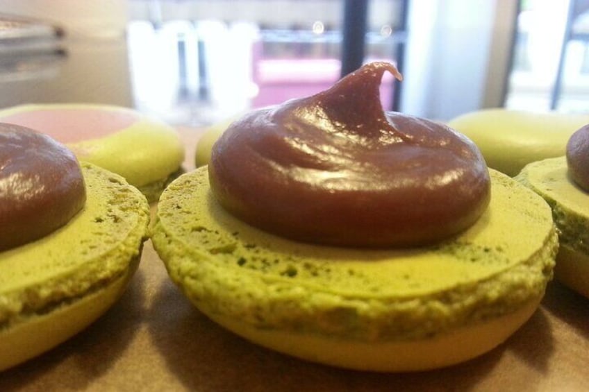 Macaron class Paris : garnishing with ganache