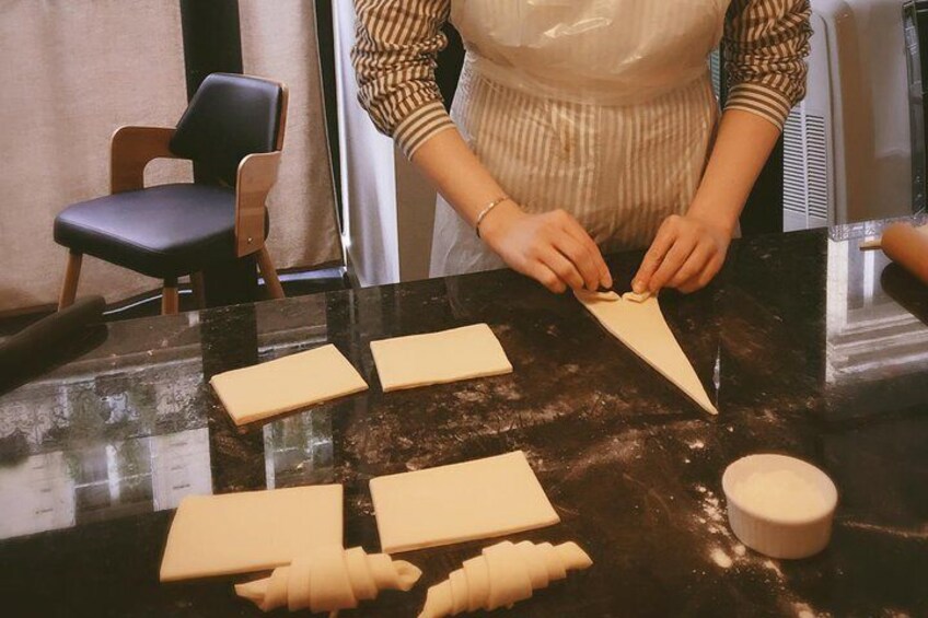 Croissant class Paris : rolling the croissant