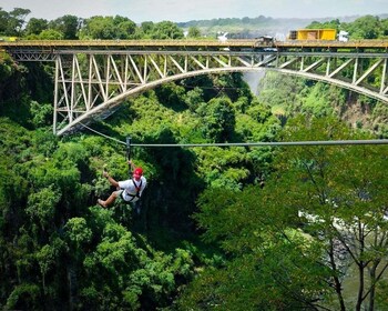 Desde las Cataratas Victoria: tirolesa desde el puente de las Cataratas Vic...