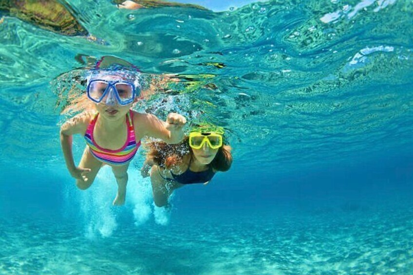 Bring your friends and family for a must-do snorkeling adventure in Roatán.