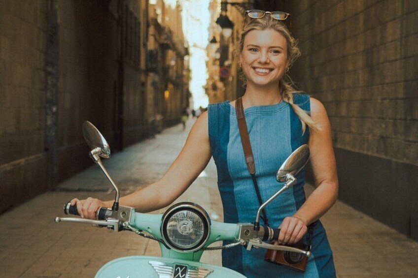 Barcelona: PRIVATE Vespa Tour with Tapas and Wine Tasting