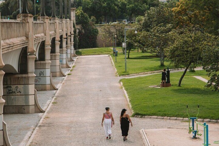 The old cause of the Turia River is the perfect and safe setting to share.