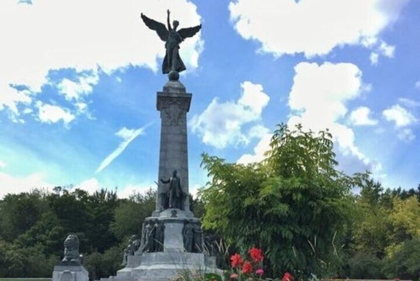 Guided Walking Tour in Downtown and Underground of Montreal