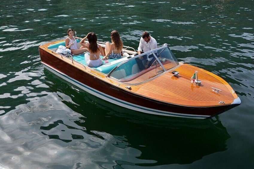 Private tour on a classic wooden boat with bath and prosecco