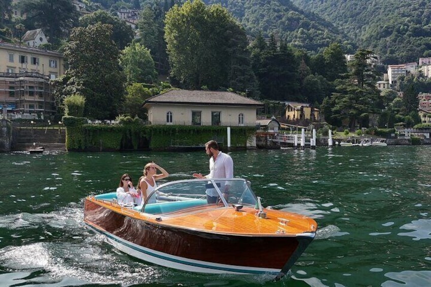 Private tour on a classic wooden boat with bath and prosecco