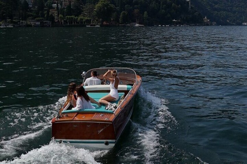 Private tour on a classic wooden boat with bath and prosecco