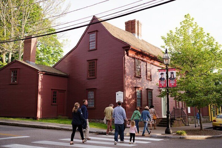 Tour guests walking past the historic Wanton-Lyman-Hazard House (c.1697), one of the oldest houses in Newport.