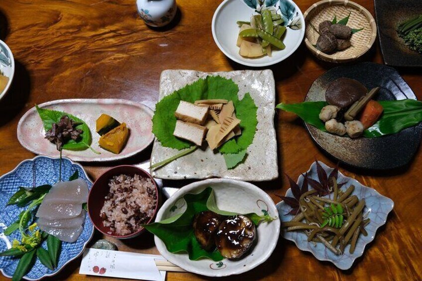 Traditional Japanese Food Tour with a Food Expert