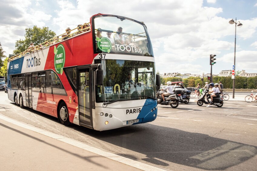 Disneyland Paris: Bus Sightseeing Tour in Paris