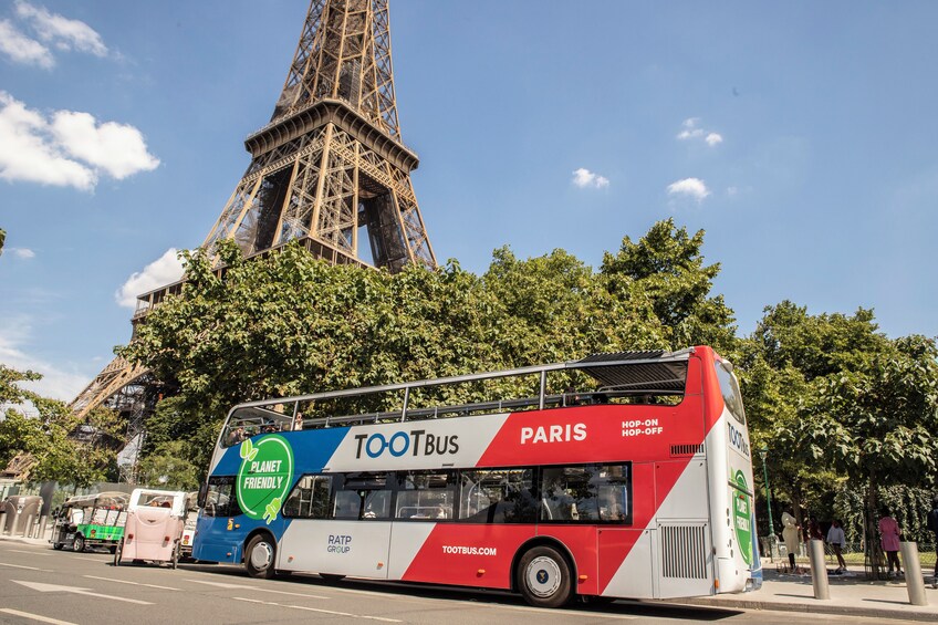 Disneyland Paris: Bus Sightseeing Tour in Paris