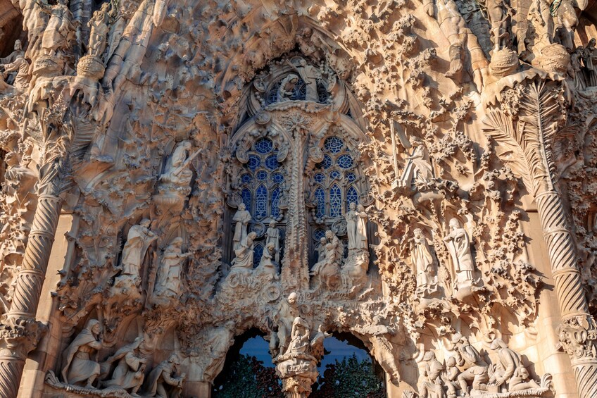 Complete Gaudi Tour: Casa Batlló & Extended Sagrada Familia