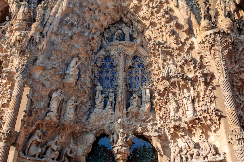 Complete Gaudi Tour: Casa Batlló & Extended Sagrada Familia
