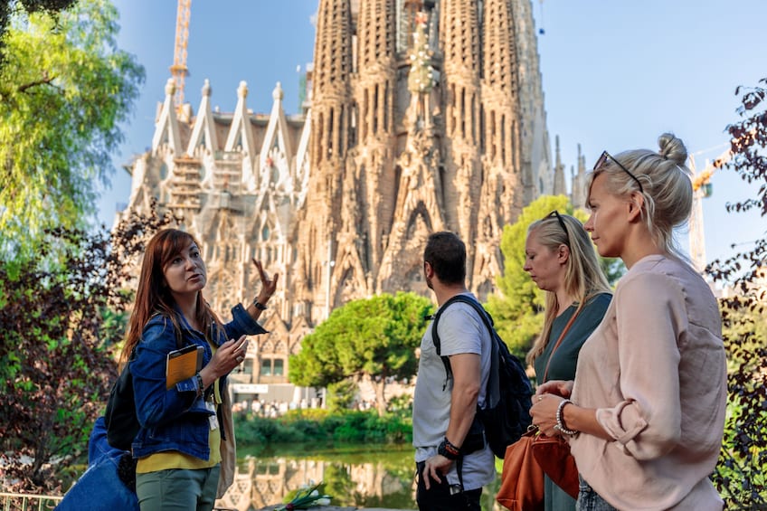 Complete Gaudi Tour: Casa Batlló & Extended Sagrada Familia