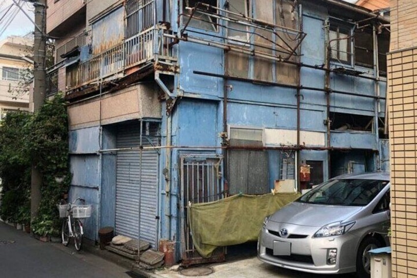 Private Shinjuku Kawasaki Tokyo Slum Walking Tour with Transfer