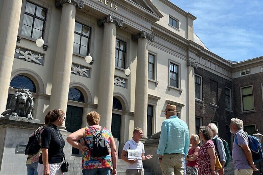 Private guide giving an explanation at the Dordrecht City Hall.