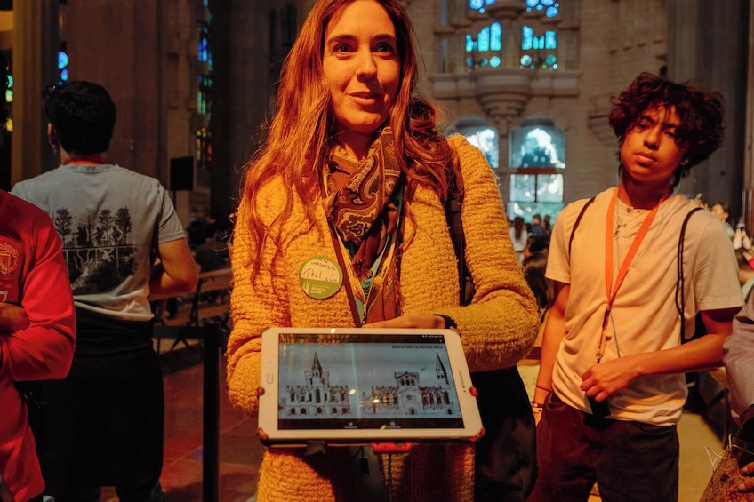 Sagrada Familia Highlights Tour with Skip the Line Tickets
