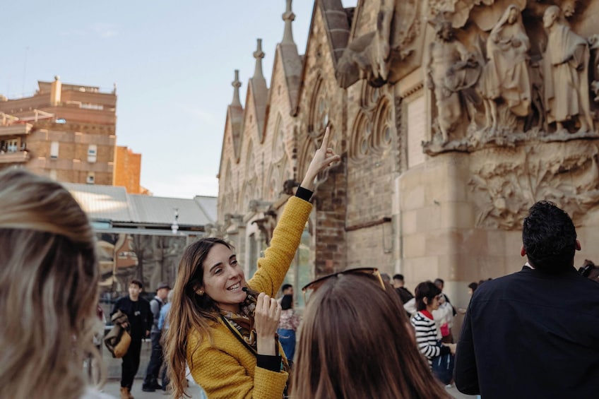 Sagrada Familia Highlights Tour with Skip the Line Tickets