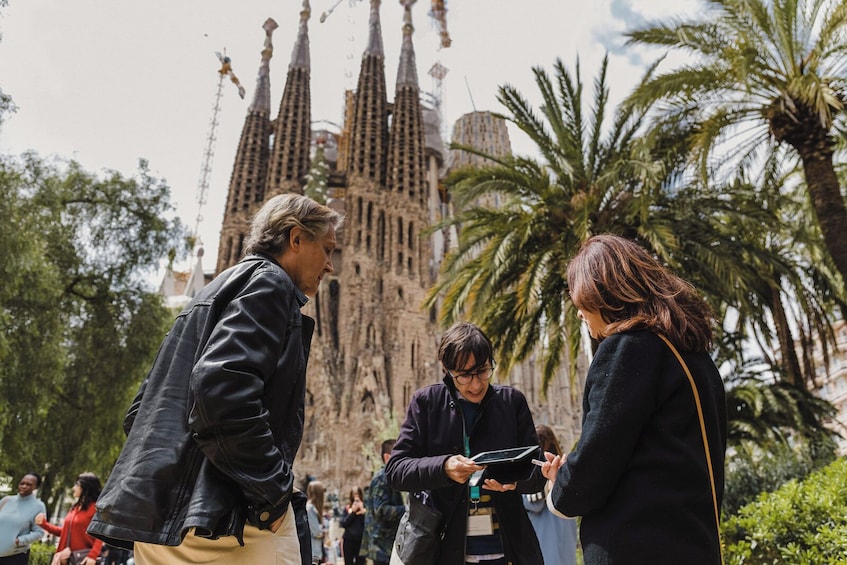 Sagrada Familia Highlights Tour with Skip the Line Tickets