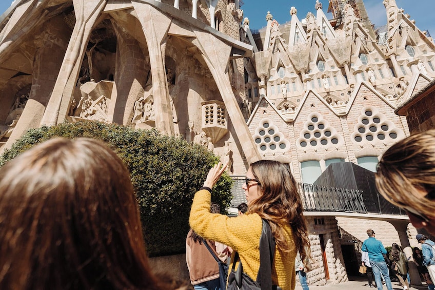 Sagrada Familia Highlights Tour with Skip the Line Tickets