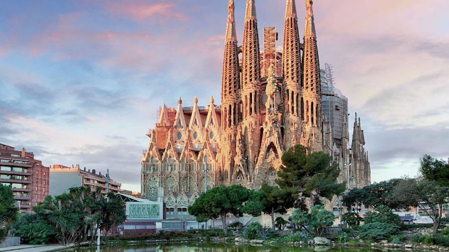 Sagrada Familia Highlights Tour with Skip the Line Tickets