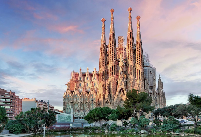 Sagrada Familia Highlights Tour with Skip the Line Tickets