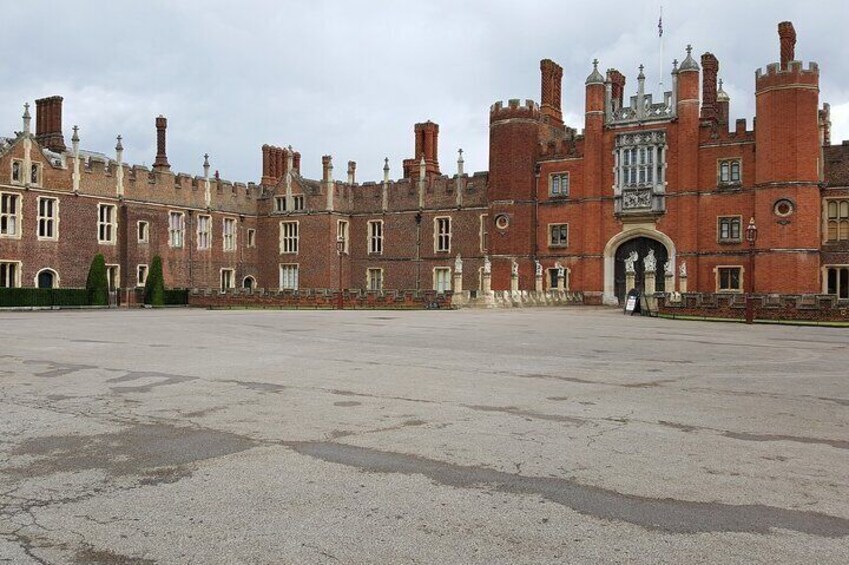 Hampton Court Palace Private Tour with Skip the Line Entry