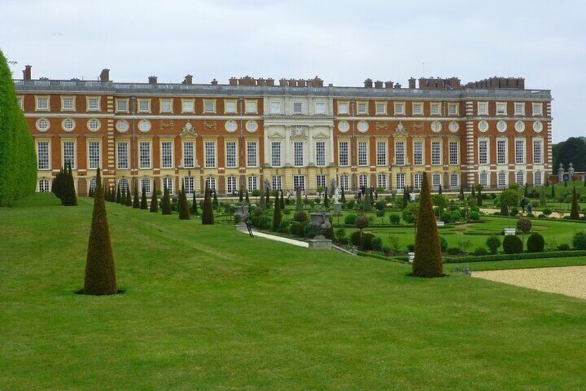 Hampton Court Palace Private Tour with Skip the Line Entry