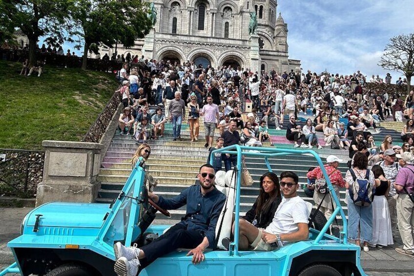 Photo break at the bottom of the Sacré Coeur during the unusual tour!