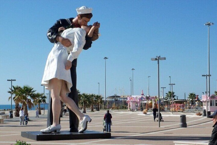 Civitavecchia statua del bacio