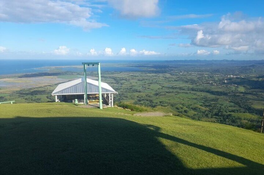 Round Mountain and Secret Beaches: Local DR House Experience