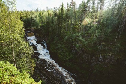 罗瓦涅米：Auttiköngäs 瀑布徒步旅行和烧烤