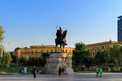 Tour cultural en Tirana que incluye la Casa de las Hojas