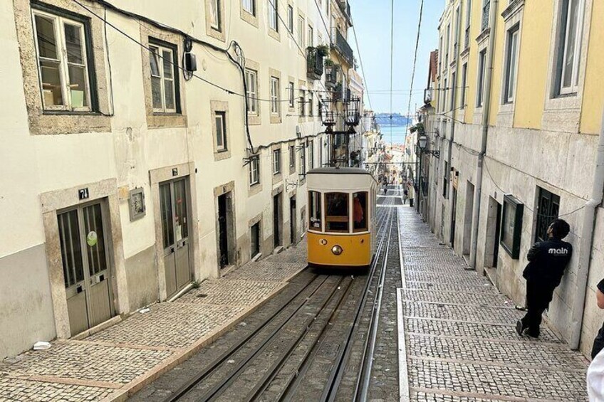 Lisbon Iconic Pictures City Exploration Game