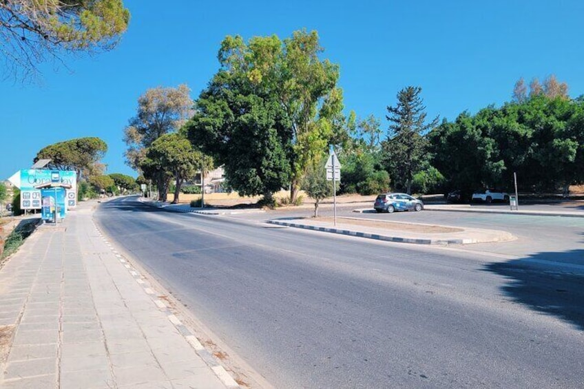 You will find the starting point opposite the largest car park, the small parking lot on the right