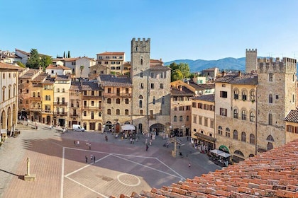 Kid-Friendly Arezzo Private Guided Tour for Families