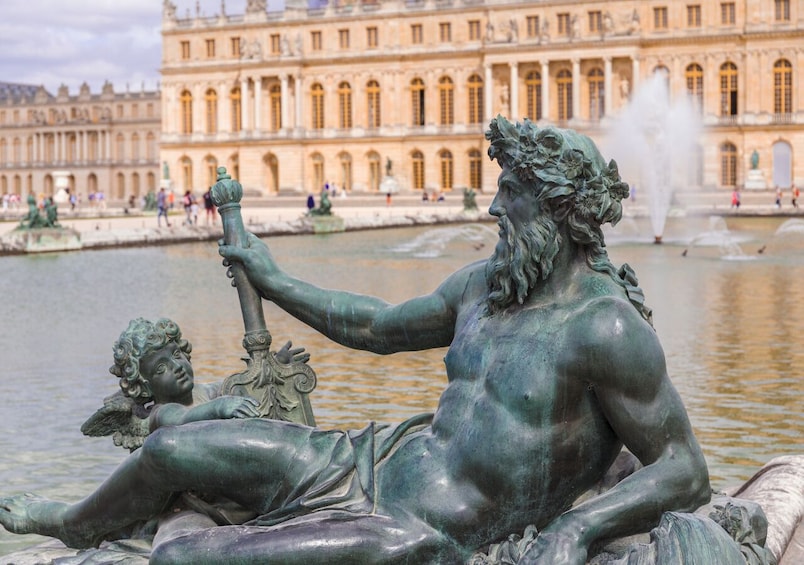 Small Group Paris to Versailles Day Trip with Garden Stroll