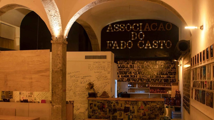Lisbon: Fado Night with Dinner in authentic Fado Club