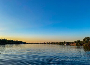 Crucero de lujo por el Zambezi a primera hora de la mañana al amanecer por ...