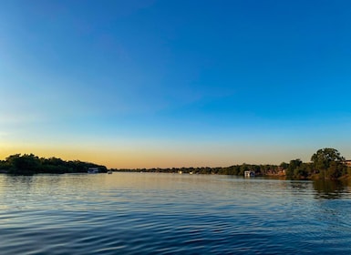 Pelayaran Mewah Zambezi di Tepi Sungai Saat Matahari Terbit di Pagi Hari