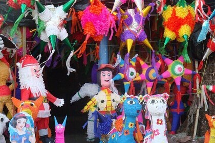 Teotihuacan Pyramids and Piñata Crafting Tour
