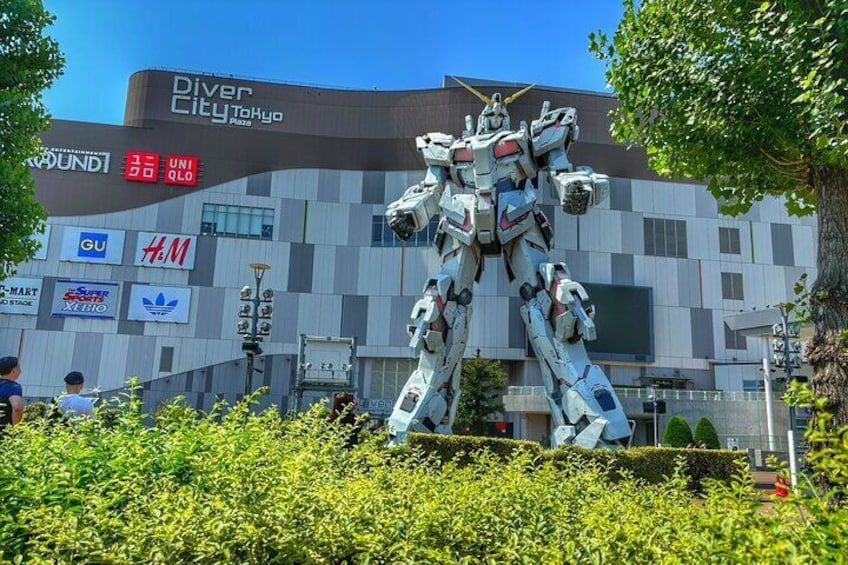 Life-Sized Unicorn Gundam Statue