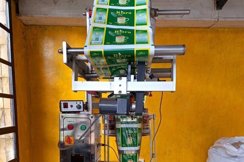 The process of tea packaging for sale. 