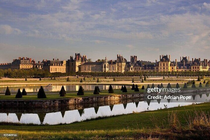 We will pick you up in front of the Château de Fontainebleau