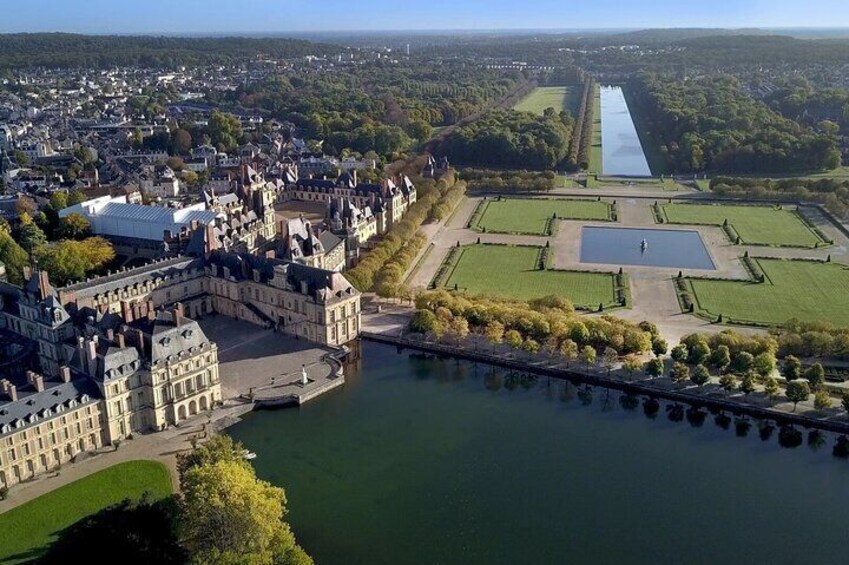 Boarding in front of the Chateau de Fontainebleau