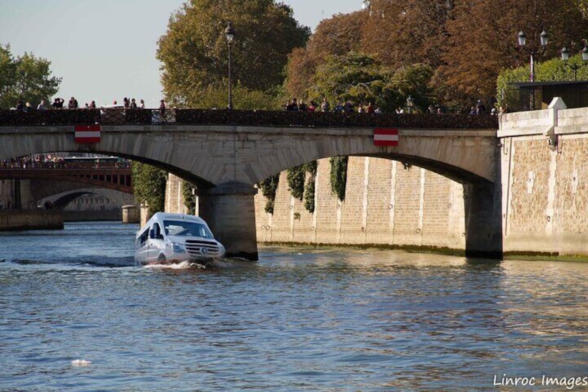 With Parisducktour, you will sail in the Arm de la Monnaie as close as possible to Notre Dame!