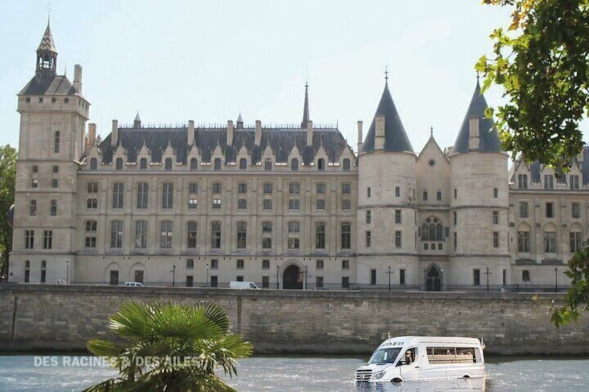 With Parisducktour, you will navigate the center of Paris