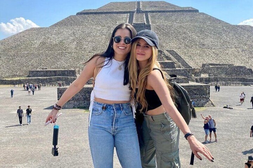 Guided tour of Teotihuacán, basilica and breakfast in the cave.